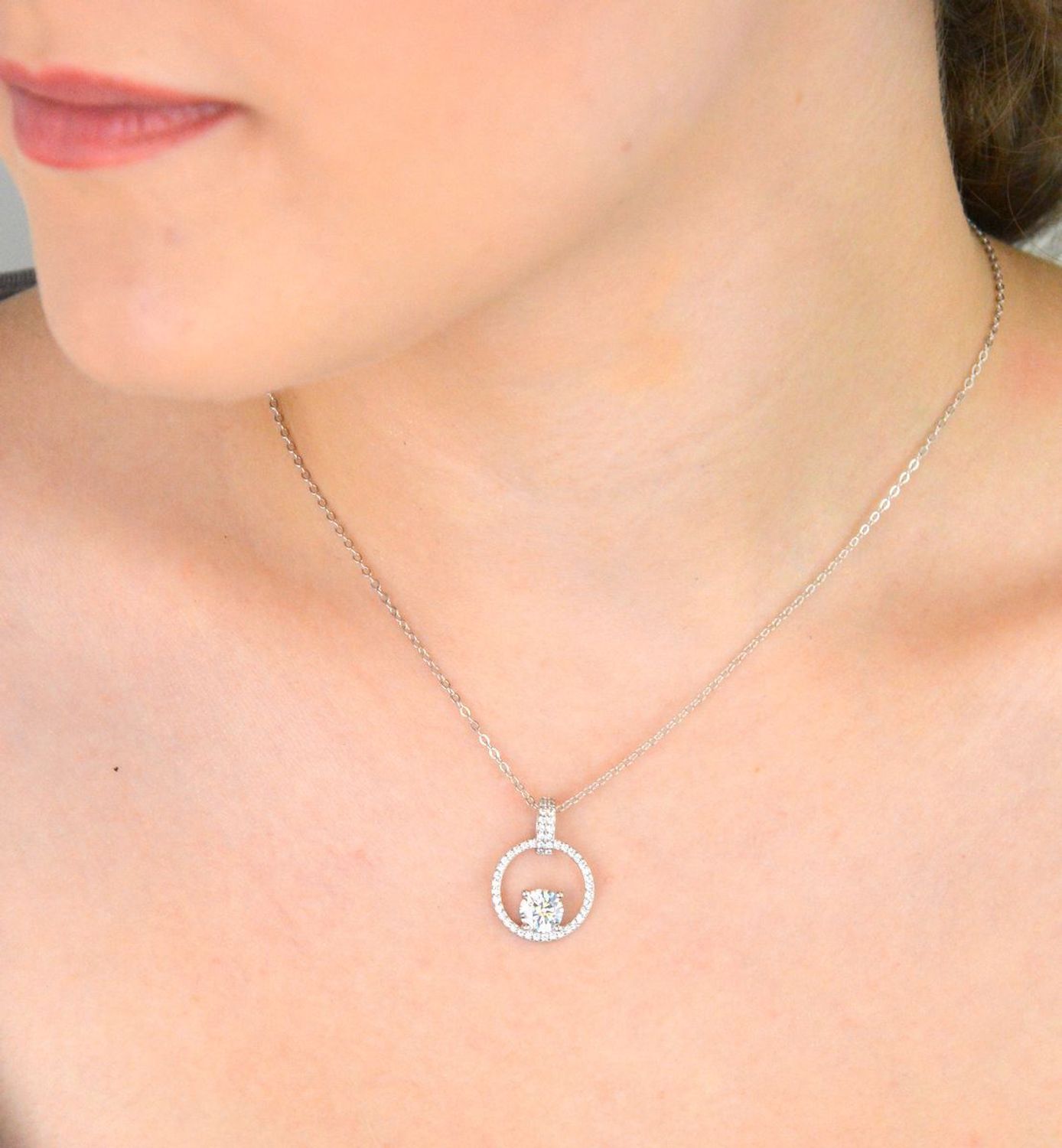 aSrebrny naszyjnik z moissanitem 1 ct – szlif brylantowy, certyfikat GRA  Biżuteria Brizzling Jewels.jpg