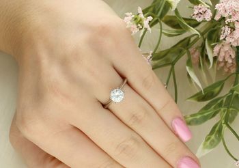 Elegancki pierścionek z moissanitem 1 ct, osadzonym w sześciu łapkach. Srebro 925, szlif brylantowy, certyfikat GRA. Idealny na zaręczyny lub prezent (1).jpg
