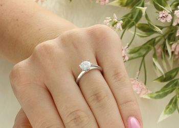 Elegancki pierścionek z moissanitem 1 ct, osadzonym w sześciu łapkach. Srebro 925, szlif brylantowy, certyfikat GRA. Idealny na zaręczyny lub prezent (2).jpg