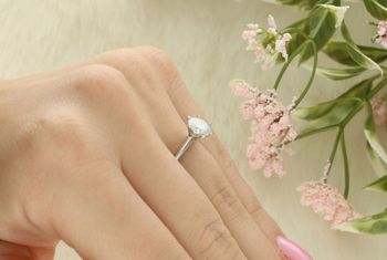 Elegancki pierścionek z moissanitem 1 ct, osadzonym w sześciu łapkach. Srebro 925, szlif brylantowy, certyfikat GRA. Idealny na zaręczyny lub prezent (3).jpg