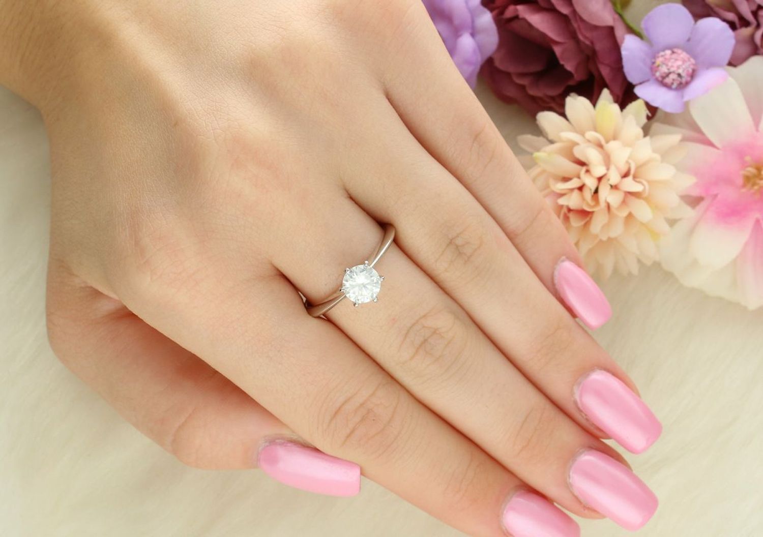 Srebrny pierścionek z moissanitem w sześciu łapkach BMR004 – elegancki i ponadczasowy.jpg