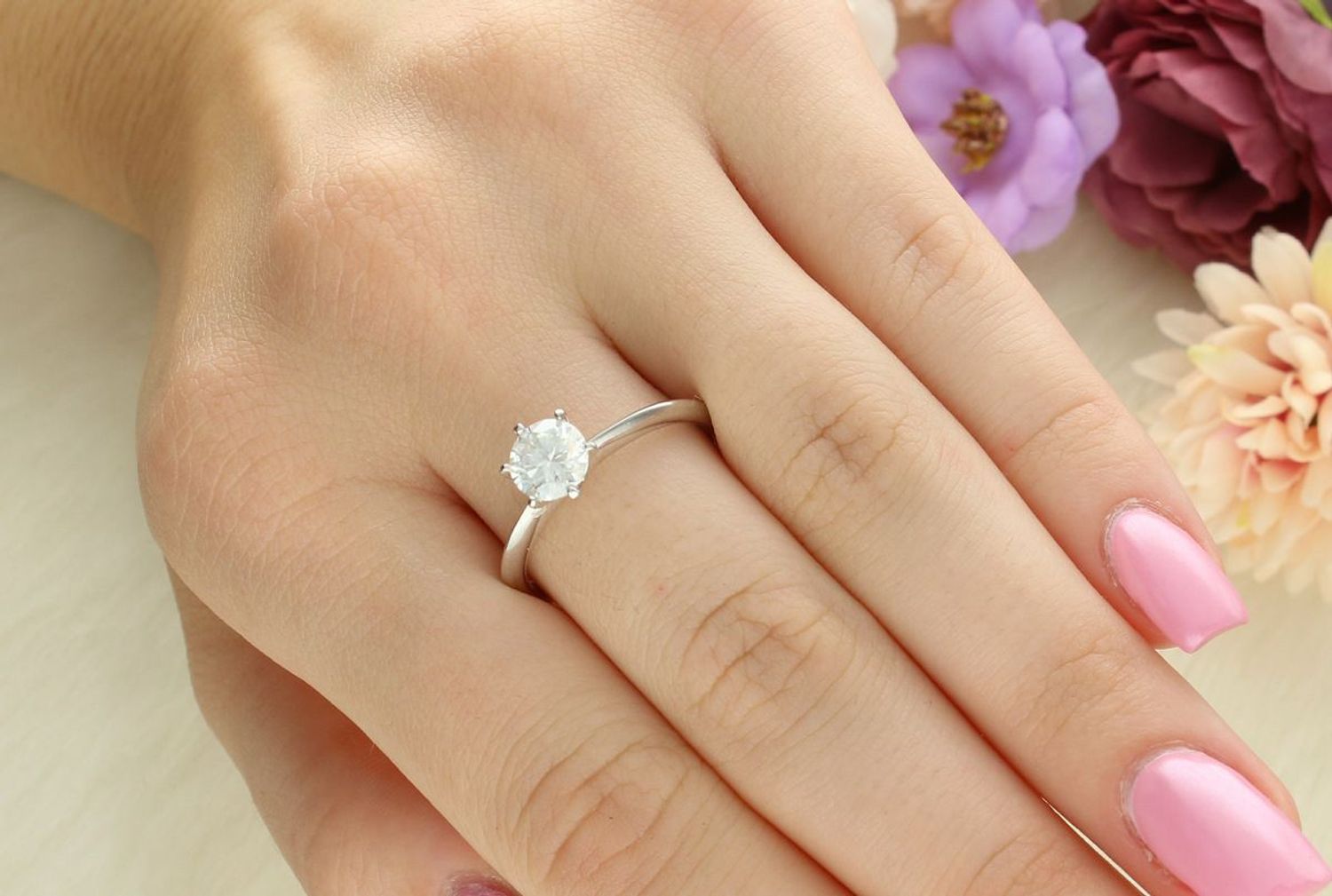 Srebrny pierścionek z moissanitem w sześciu łapkach BMR004 – elegancki i ponadczasowy.jpg