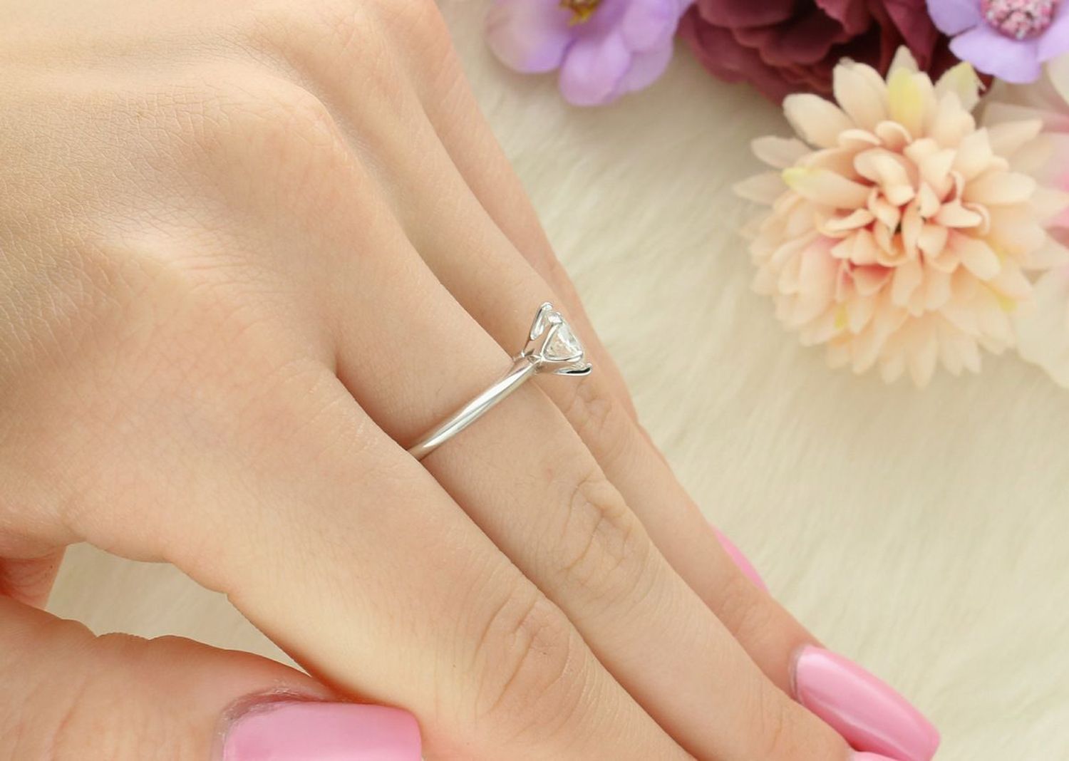 Srebrny pierścionek z moissanitem w sześciu łapkach BMR004 – elegancki i ponadczasowy.jpg