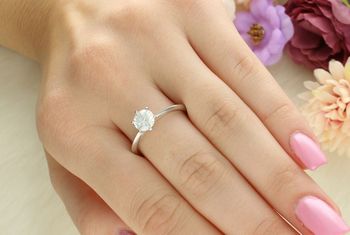 Elegancki srebrny pierścionek z moissanitem osadzonym w sześciu łapkach. Idealny na zaręczyny i wyjątkowe okazje. Ponadczasowy design i intensywny blask (6).jpg