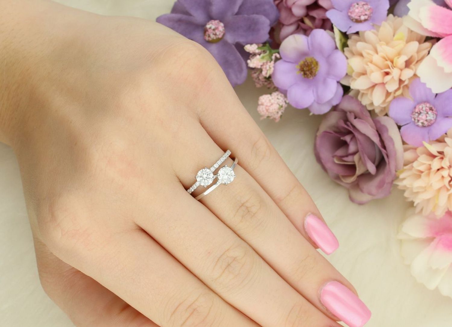 Srebrny pierścionek z dwoma moissanitami 5 mm w czterech łapkach – elegancki i ponadczasowy.jpg