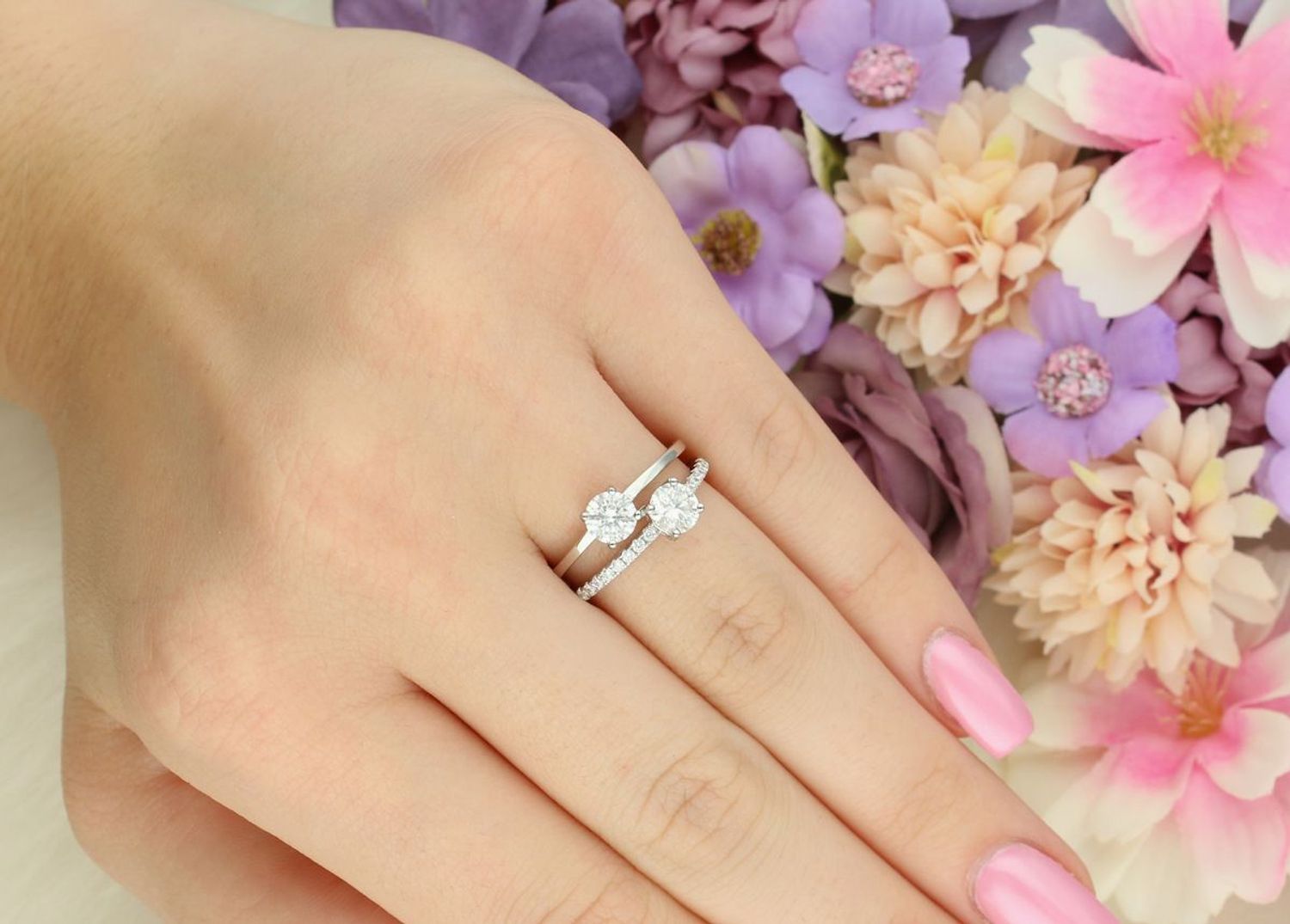 Srebrny pierścionek z dwoma moissanitami 5 mm w czterech łapkach – elegancki i ponadczasowy.jpg