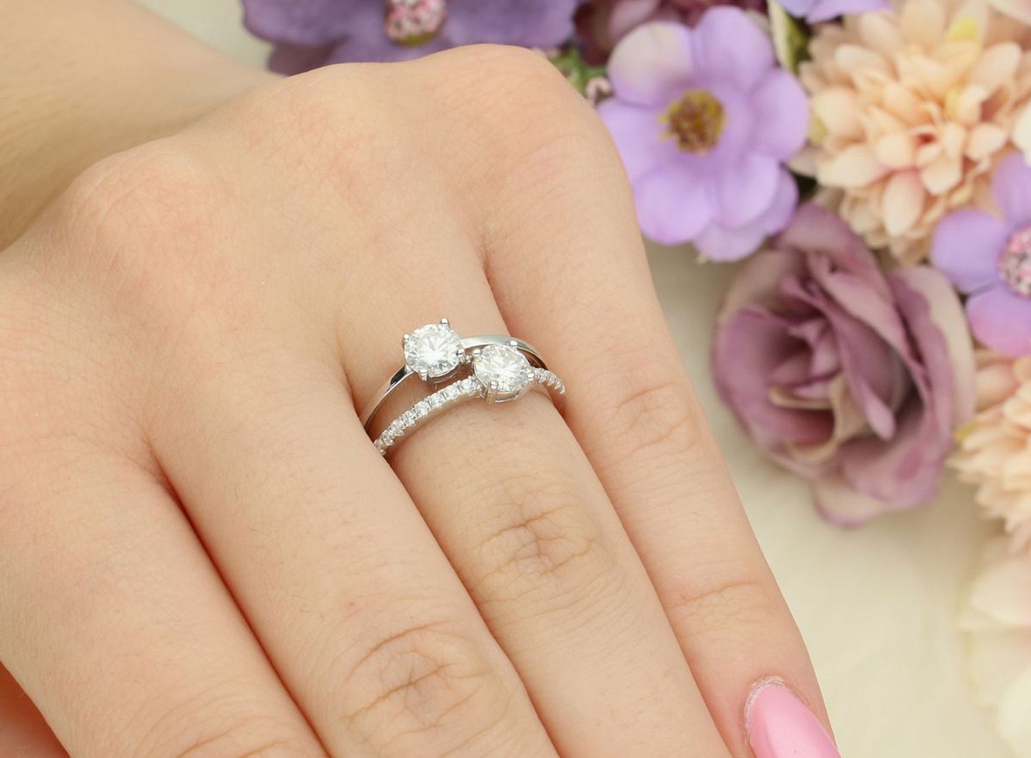 Srebrny pierścionek z dwoma moissanitami 5 mm w czterech łapkach – elegancki i ponadczasowy.jpg