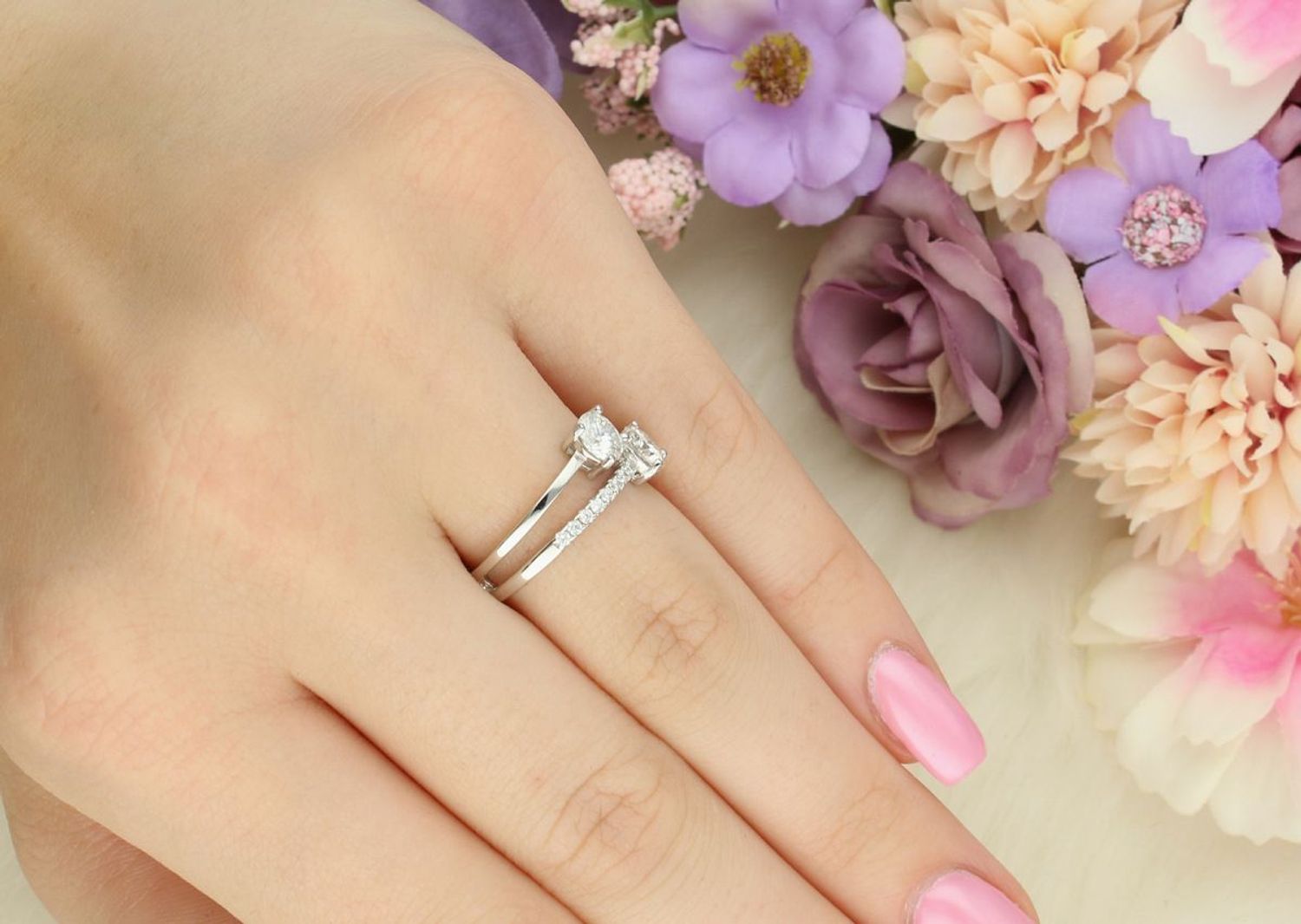 Srebrny pierścionek z dwoma moissanitami 5 mm w czterech łapkach – elegancki i ponadczasowy.jpg