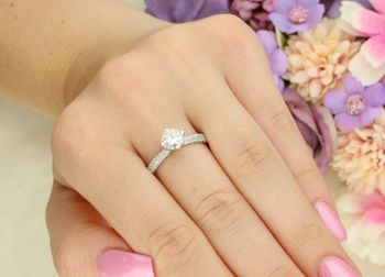 Elegancki srebrny pierścionek z moissanitem 0,4 cm w czterech łapkach i dodatkowymi kamieniami na szynie. Biżuteria z certyfikatem autentyczności (2).jpg
