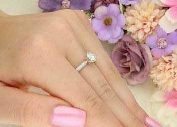 Elegancki srebrny pierścionek z moissanitem 0,4 cm w czterech łapkach i dodatkowymi kamieniami na szynie. Biżuteria z certyfikatem autentyczności (3).jpg