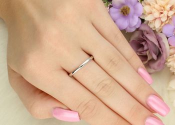 Srebrny pierścionek z moissanitem 6,5 mm w czterech łapkach z dodatkowymi kamieniami bocznymi. Blask diamentu, ekologiczny wybór i ponadczasowy styl (1).jpg