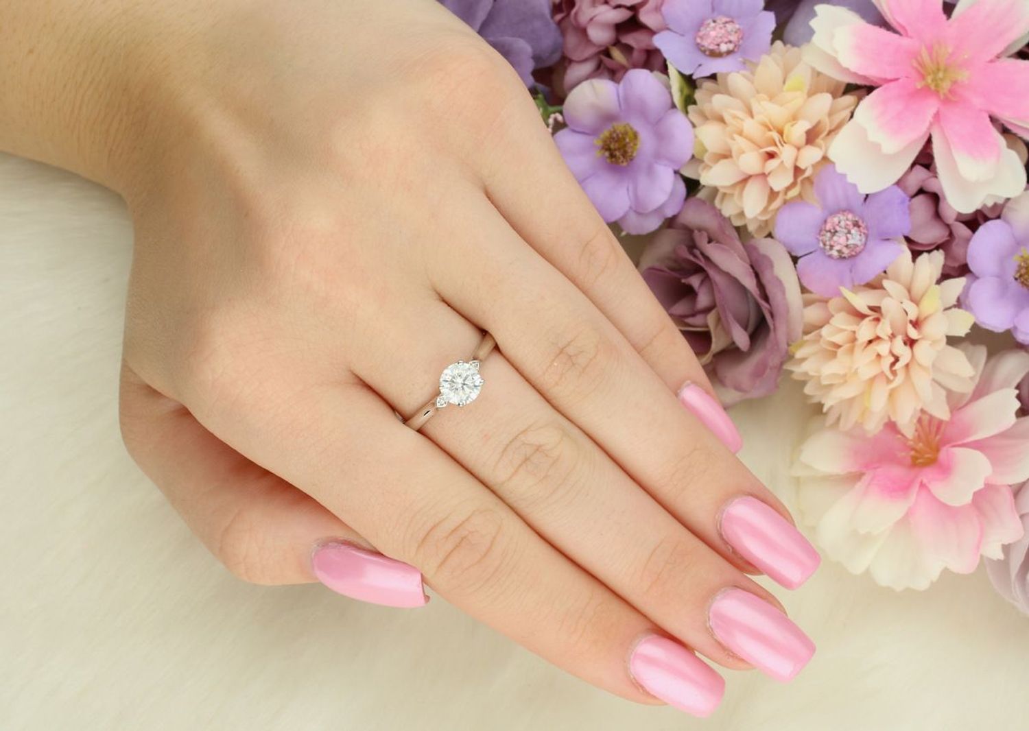 Pierścionek srebrny z moissanitem 6,5 mm w czterech łapkach – CQ BMR050-6,5  Elegancja i blask (1).jpg