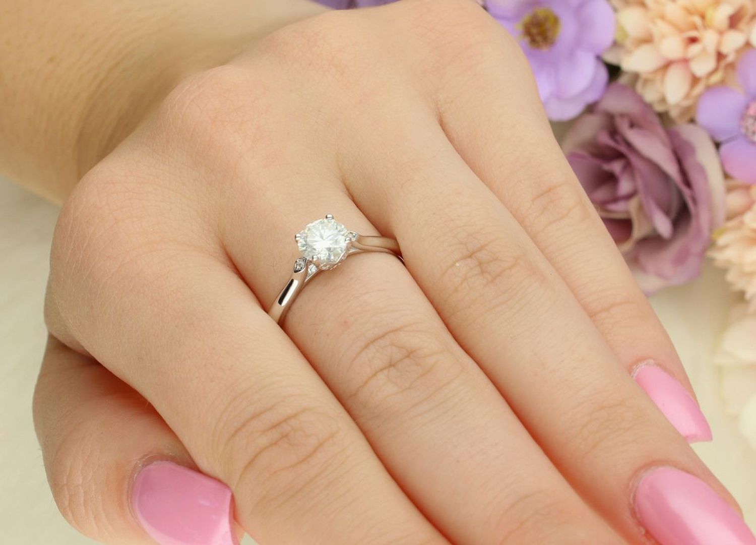 Pierścionek srebrny z moissanitem 6,5 mm w czterech łapkach – CQ BMR050-6,5  Elegancja i blask (1).jpg