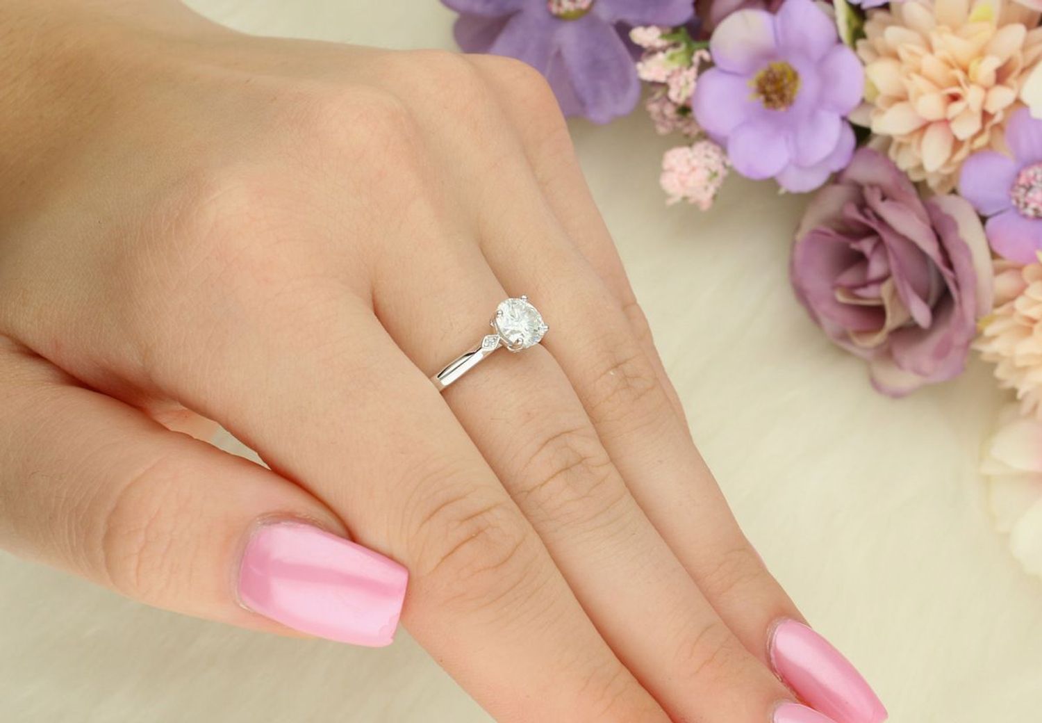 Pierścionek srebrny z moissanitem 6,5 mm w czterech łapkach – CQ BMR050-6,5  Elegancja i blask (1).jpg