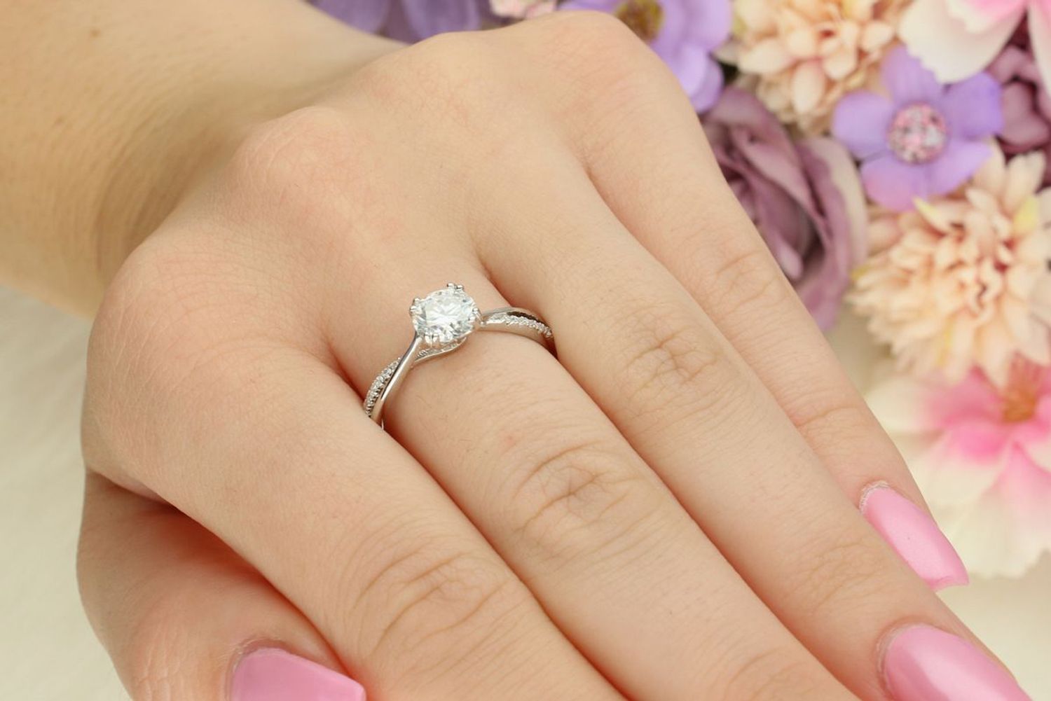 Srebrny pierścionek z moissanitem BMR073  6,5 mm w 8 łapkach – elegancja i blask (2).jpg