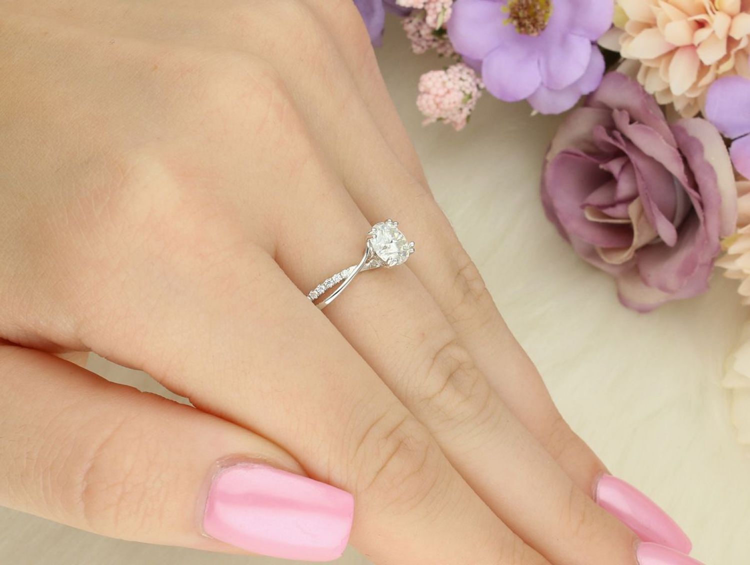 Srebrny pierścionek z moissanitem BMR073  6,5 mm w 8 łapkach – elegancja i blask (2).jpg