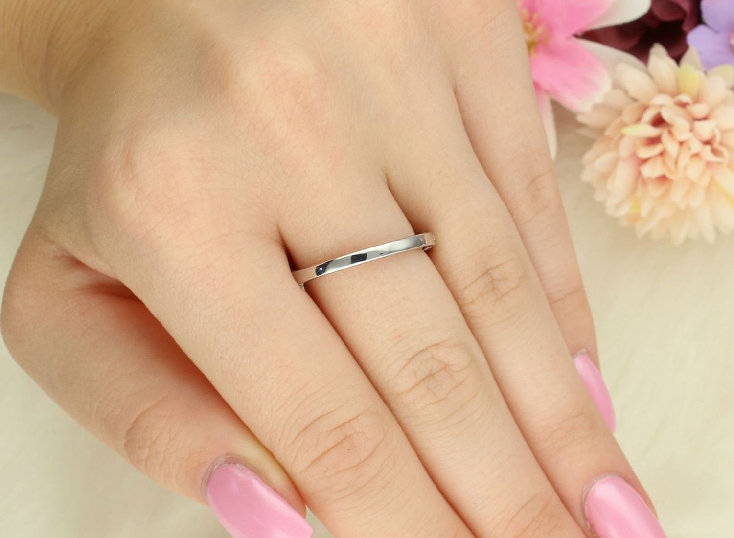 Elegancki srebrny pierścionek z centralnym moissanitem w czterech łapkach i dodatkowymi kamieniami po bokach. Ponadczasowy design idealny na prezent i wyjątkowe okazje (1).jpg