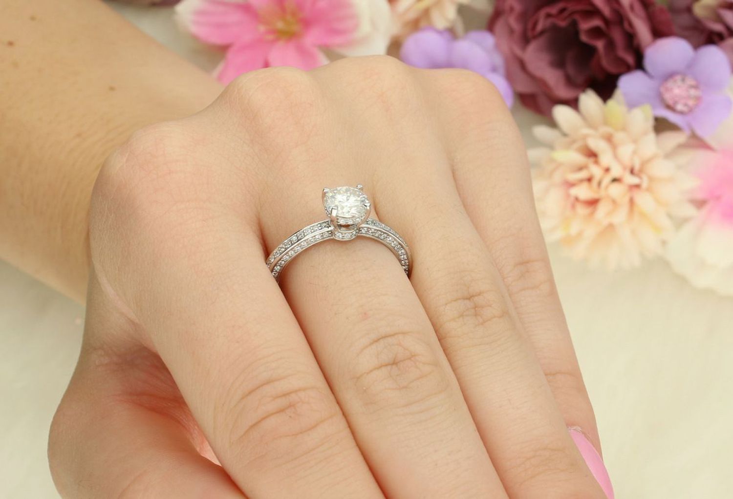 Elegancki srebrny pierścionek z centralnym moissanitem w czterech łapkach i dodatkowymi kamieniami po bokach. Ponadczasowy design idealny na prezent i wyjątkowe okazje (1).jpg