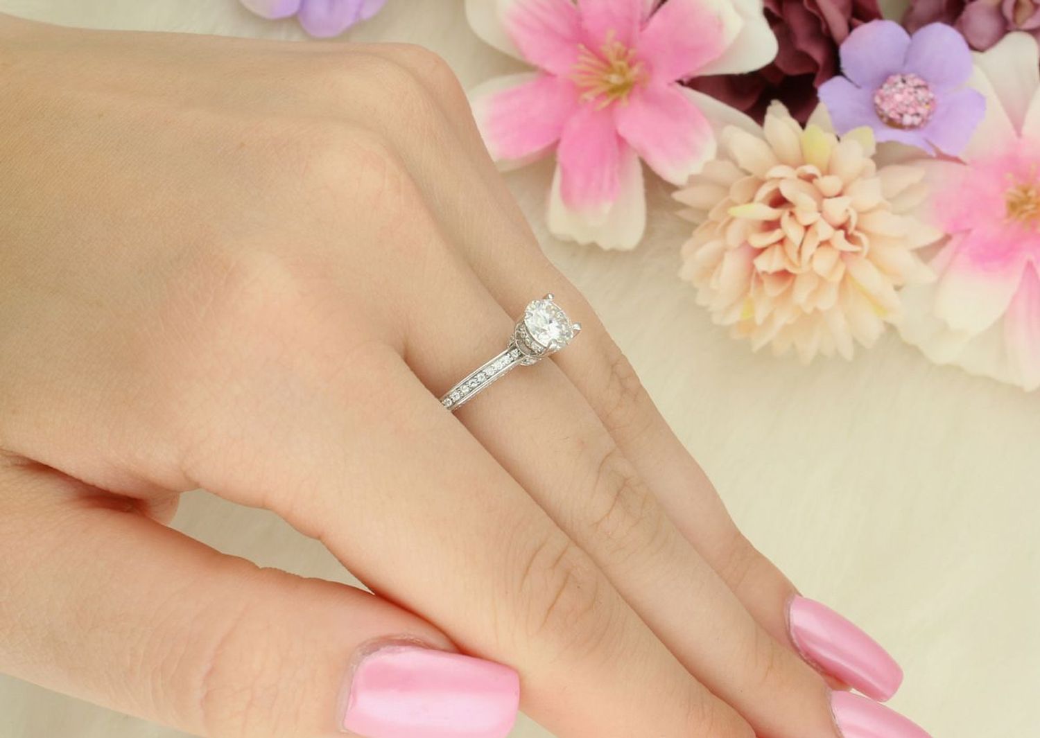 Elegancki srebrny pierścionek z centralnym moissanitem w czterech łapkach i dodatkowymi kamieniami po bokach. Ponadczasowy design idealny na prezent i wyjątkowe okazje (1).jpg