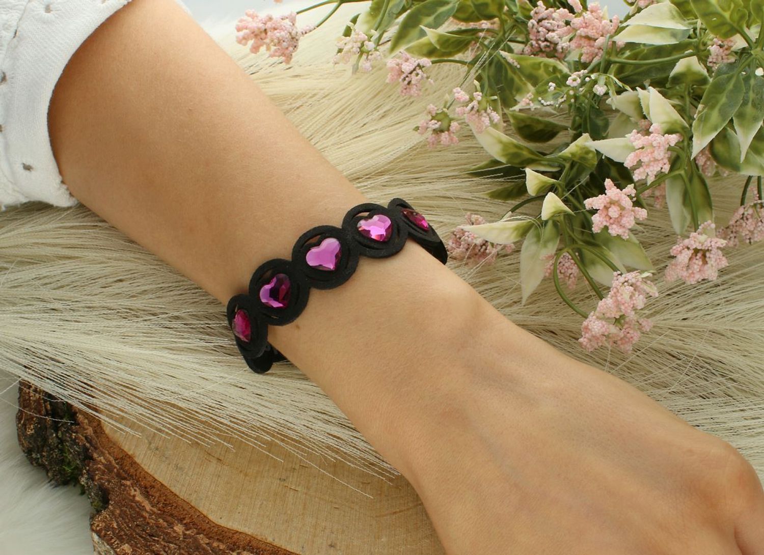 Romantyczna bransoletka z różowymi serduszkami Swarovski® na czarnej skórze alkantara. Stylowa i komfortowa. Model BN2808H1CZF – idealny na prezent.1.jpg