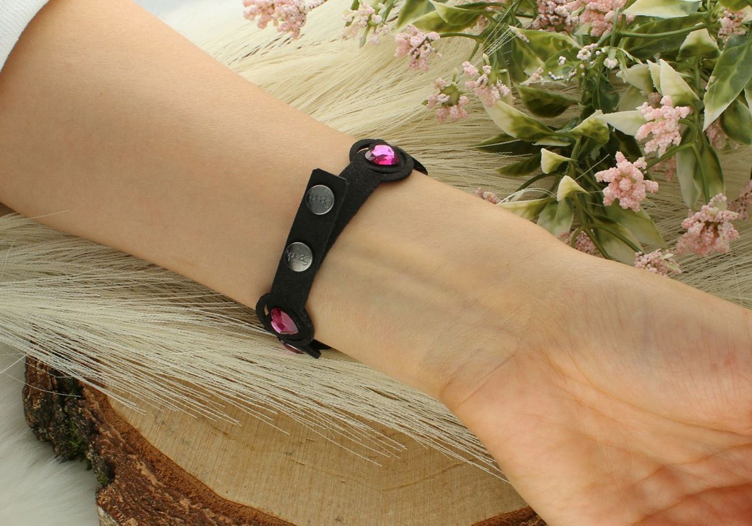 Romantyczna bransoletka z różowymi serduszkami Swarovski® na czarnej skórze alkantara. Stylowa i komfortowa. Model BN2808H1CZF – idealny na prezent.1.jpg