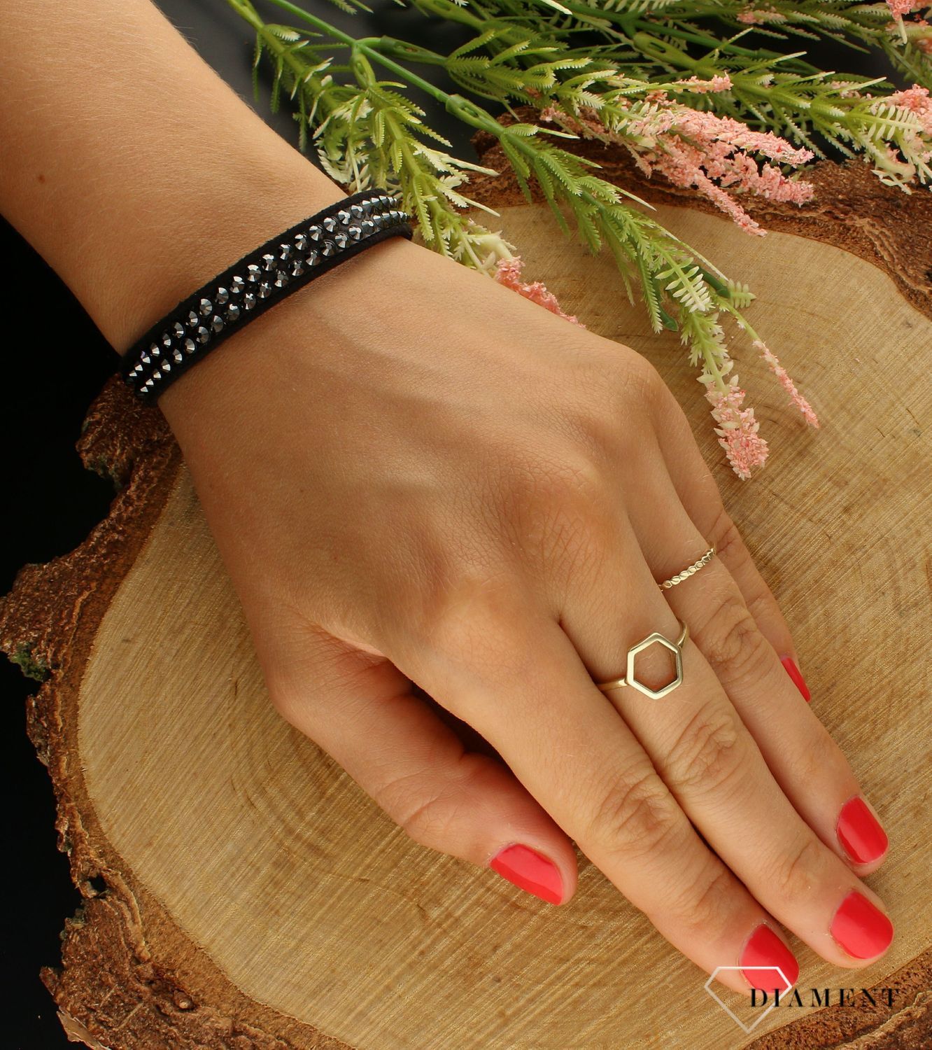 Bransoletka Swarovski czarna z alcantary Beautiful Rainbow Jet Hematite BNTEX2CZJ. Bransoletka czarna Swarowski. Bransoletka czarna z alcantary z kryształkami Swarovskiego. Bransoletka idealna n.jpg