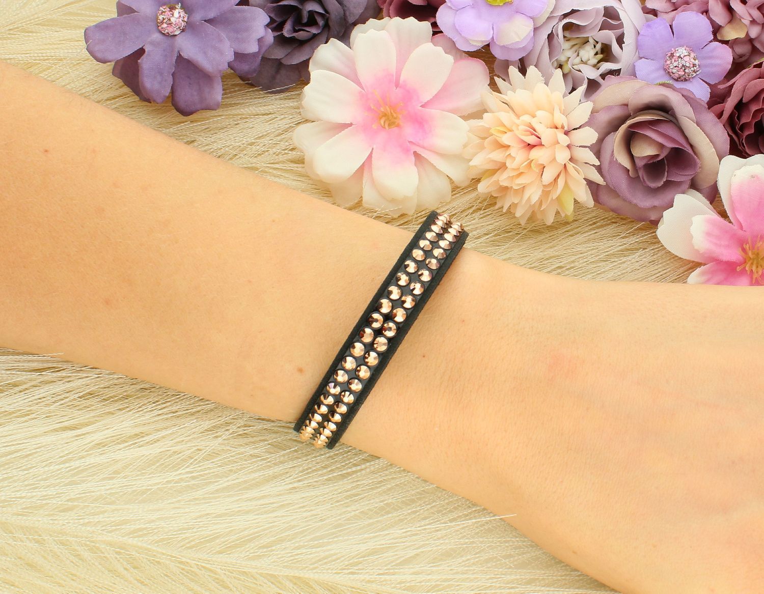 Bransoletka damska Spark czarna BNTEX2CZRG. Niezwykle elegancka bransoletka marki Spark wykonana z czarnej alcantary wysadzona drobnymi kryształkami w kolorze różowego złota1.jpg