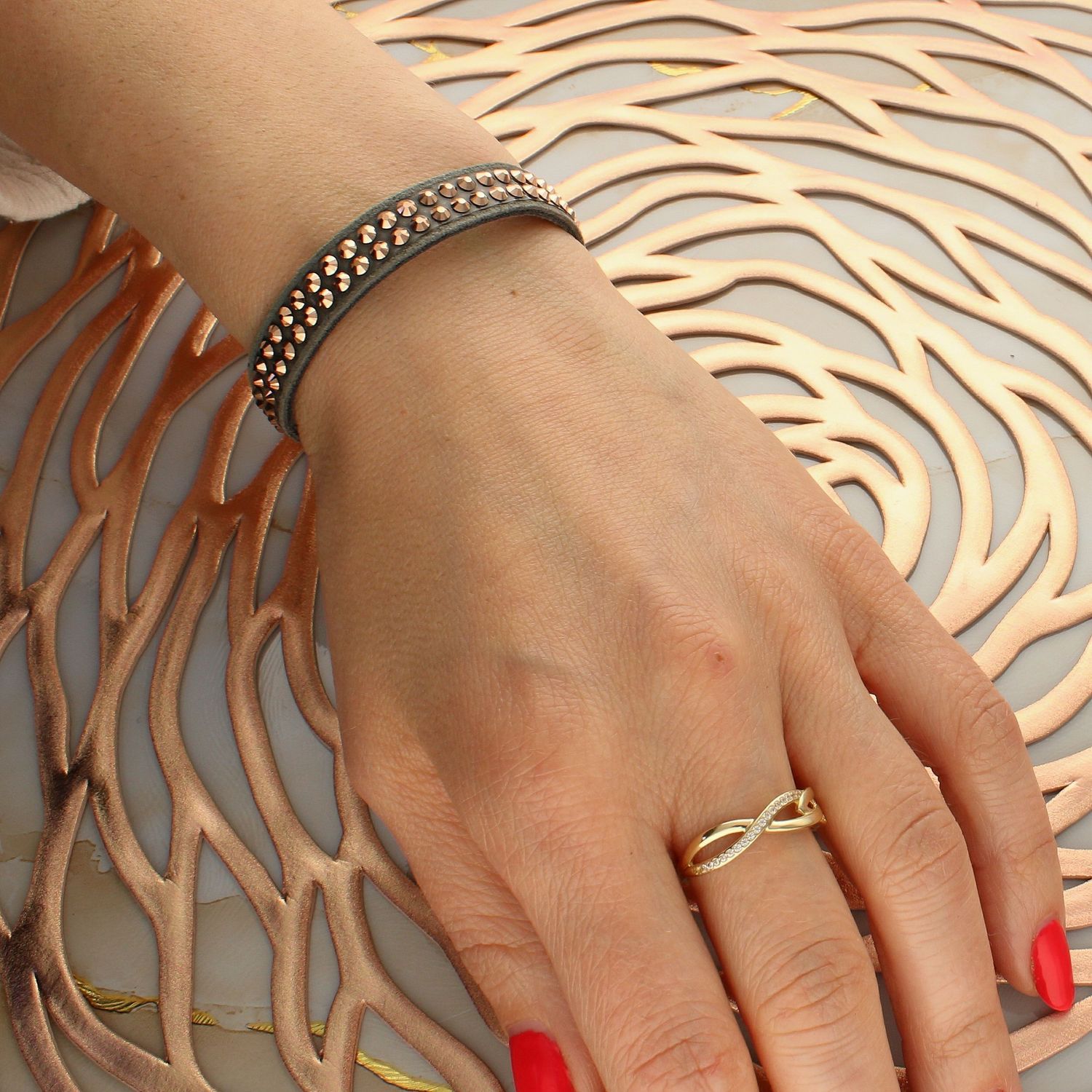 Bransoletka SPARK Swarovski z opalizującymi kryształami Swarovski BNTEX2HRG. Bransoletka damska Spark. Bransoletka damska z alcantary. Szara bransoletka z kryształkami. Bransoletka szara Spark. Bransoletka SPARK.jpg