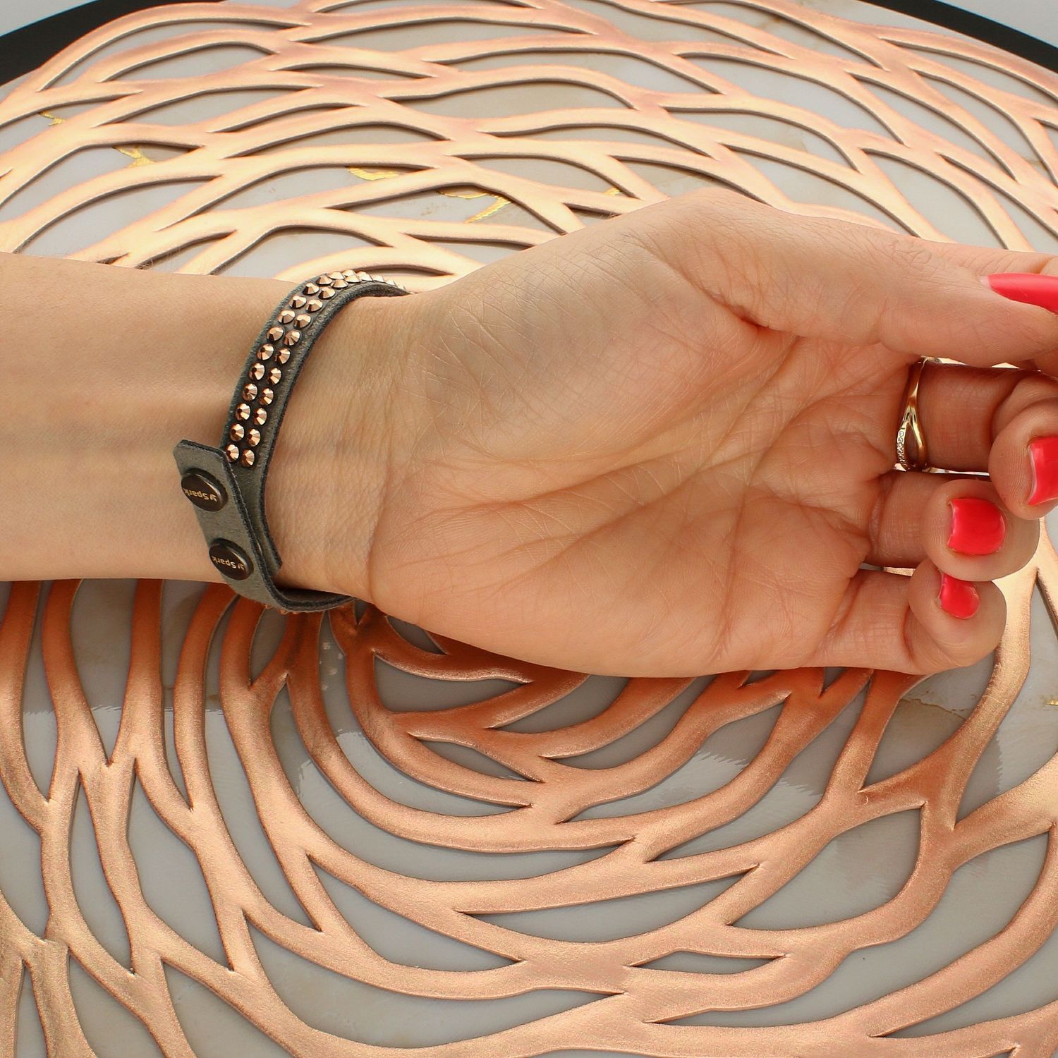 Bransoletka SPARK Swarovski z opalizującymi kryształami Swarovski BNTEX2HRG. Bransoletka damska Spark. Bransoletka damska z alcantary. Szara bransoletka z kryształkami. Bransoletka szara Spark. Bransoletka SPARK.jpg