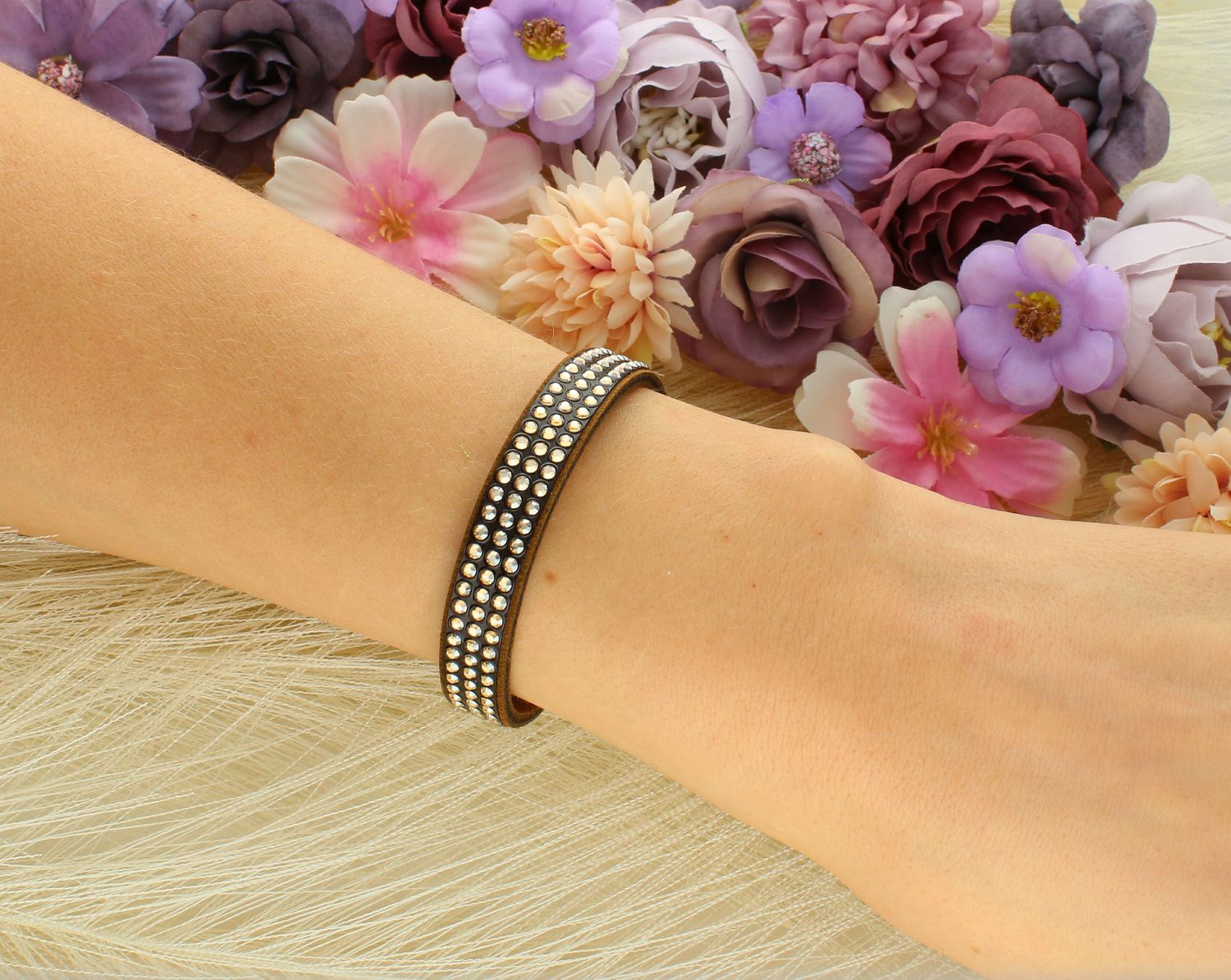 Bransoletka damska Spark brązowa z złotymi kryształkami BNTEXC3BRGS Niezwykle elegancka bransoletka marki Spark wykonana z brązowej alcantary wysadzona drobnymi kryształkami w kolorze złota.1.jpg