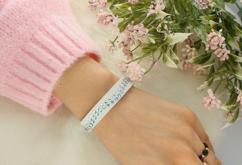 Bransoletka Damska Wave BNWA2WAQC z Kryształami Swarovski® i Alcantarą®, Szara.jpg
