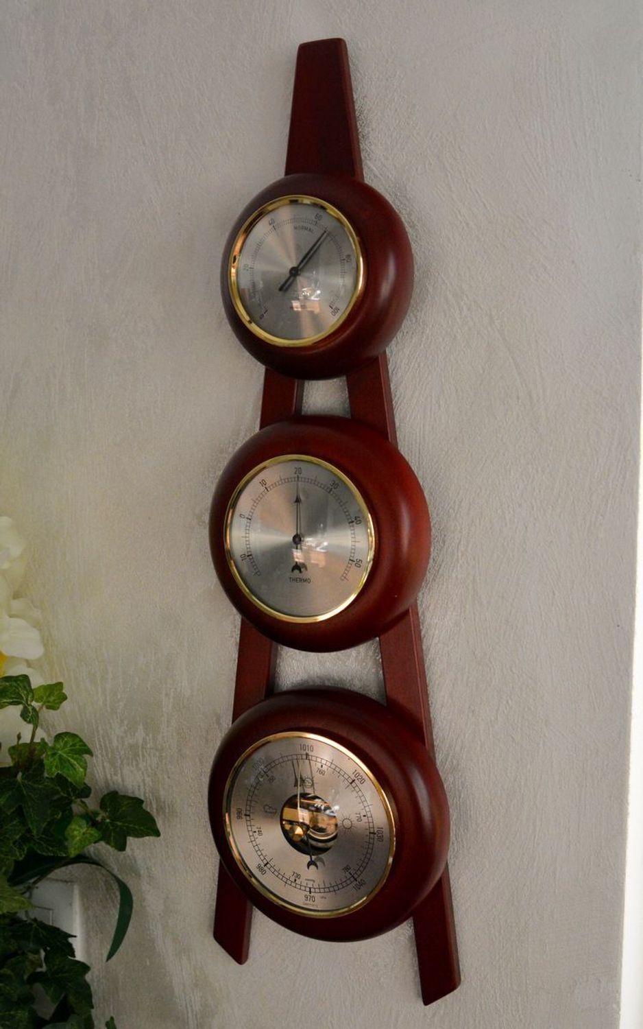Drewniana stacja pogody Barometr Termometr Higrometr Mahoń BOLEK-05.  Barometr mieści się w okrągłej obudowie z drewna (3).JPG