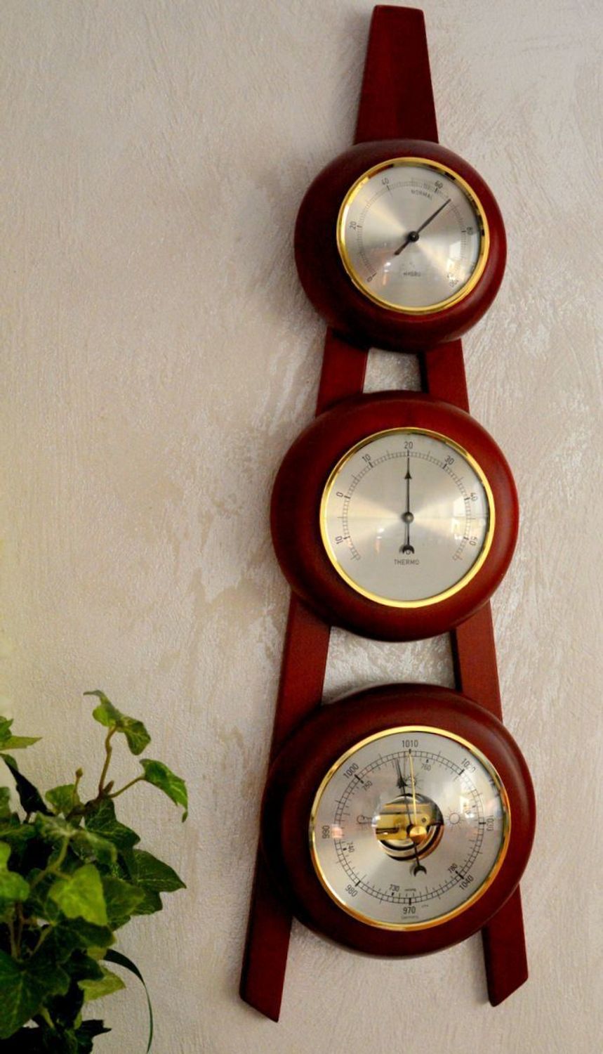 Drewniana stacja pogody Barometr Termometr Higrometr Mahoń BOLEK-05.  Barometr mieści się w okrągłej obudowie z drewna (3).JPG
