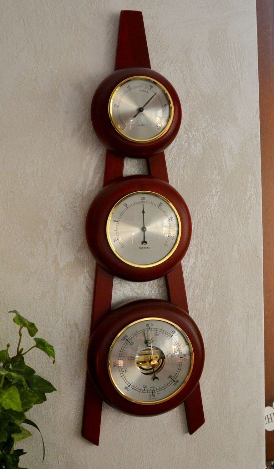 Drewniana stacja pogody Barometr Termometr Higrometr Mahoń BOLEK-05.  Barometr mieści się w okrągłej obudowie z drewna (3).JPG