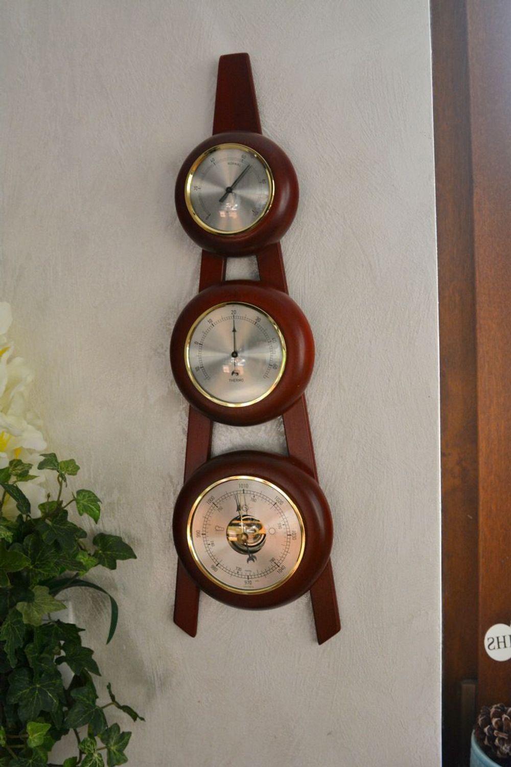 Drewniana stacja pogody Barometr Termometr Higrometr Mahoń BOLEK-05.  Barometr mieści się w okrągłej obudowie z drewna (3).JPG