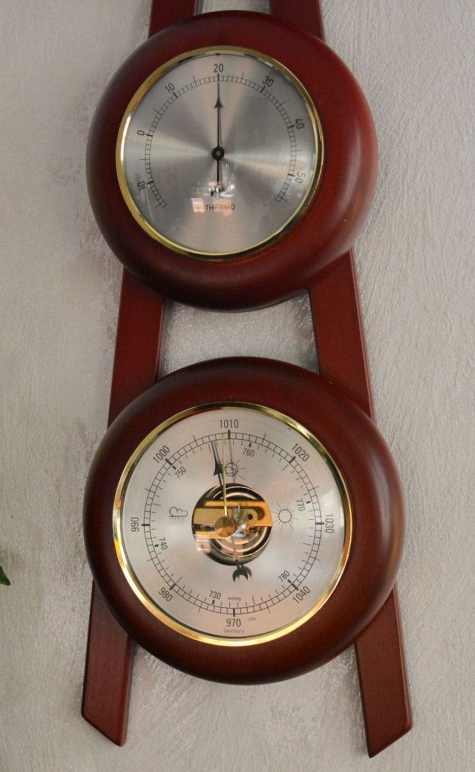 Drewniana stacja pogody Barometr Termometr Higrometr Mahoń BOLEK-05.  Barometr mieści się w okrągłej obudowie z drewna (3).JPG