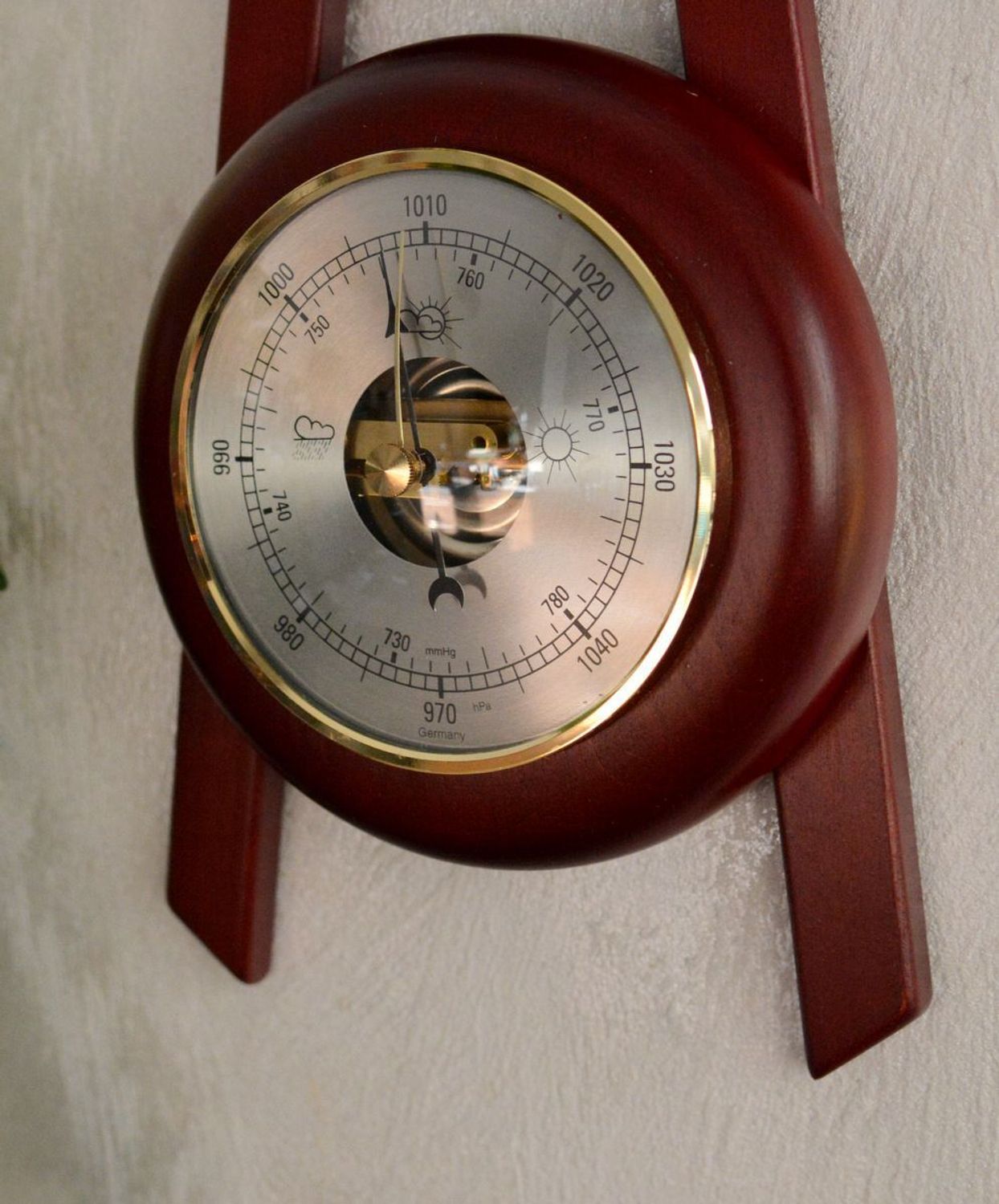 Drewniana stacja pogody Barometr Termometr Higrometr Mahoń BOLEK-05.  Barometr mieści się w okrągłej obudowie z drewna (3).JPG