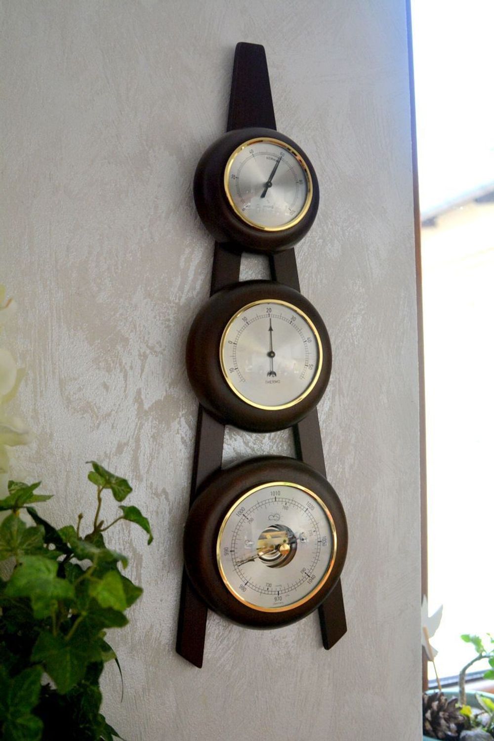 Drewniana stacja pogody Barometr Termometr Higrometr Orzech BOLEK-09. Barometr mieści się w okrągłej obudowie z drewna (4).JPG