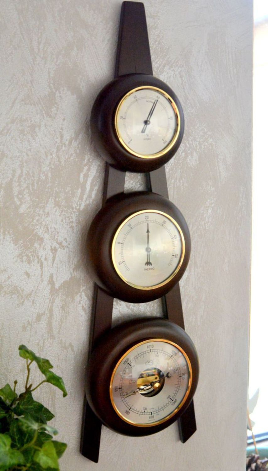 Drewniana stacja pogody Barometr Termometr Higrometr Orzech BOLEK-09. Barometr mieści się w okrągłej obudowie z drewna (4).JPG