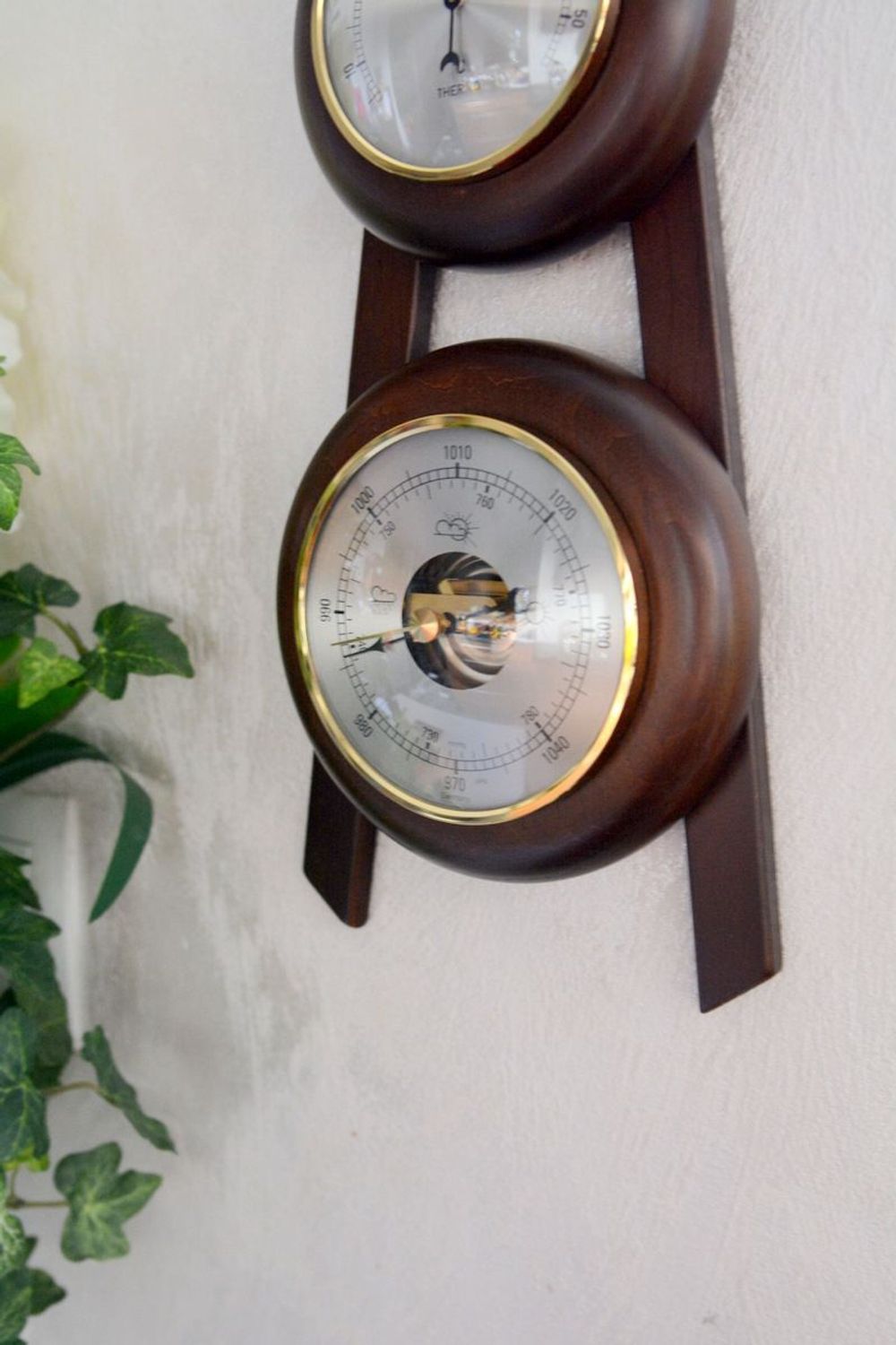 Drewniana stacja pogody Barometr Termometr Higrometr Orzech BOLEK-09. Barometr mieści się w okrągłej obudowie z drewna (4).JPG