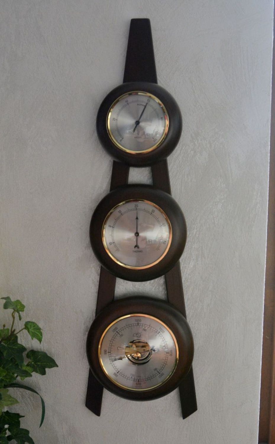 Drewniana stacja pogody Barometr Termometr Higrometr Orzech BOLEK-09. Barometr mieści się w okrągłej obudowie z drewna (4).JPG