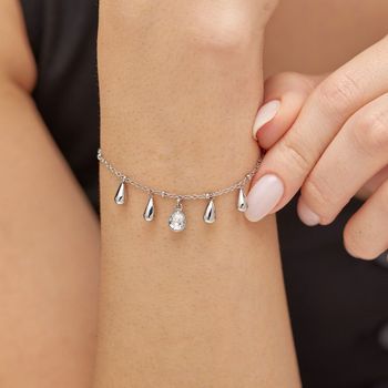 Elegancka bransoletka Brosway PERFECT BPC19 wykonana ze stali chirurgicznej 316L. Ozdobiona zawieszkami w kształcie kropli, z centralnym kryształem. Stylowa biżuteria w pudełku Brosway.3.jpg