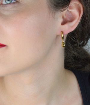 Eleganckie kolczyki Brosway ze stali chirurgicznej 316L pokrytej złotem PVD. Kształt okręgów z zawieszką kroplą, długość 2,5 cm. Stylowy dodatek na co dzień i wyjątkowe okazje (1).JPG