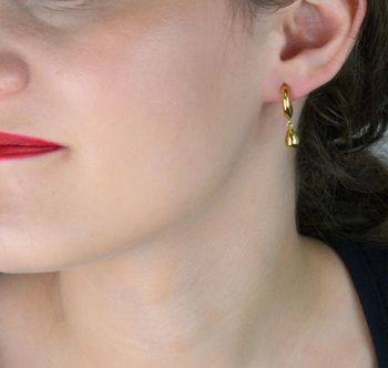 Eleganckie kolczyki Brosway ze stali chirurgicznej 316L pokrytej złotem PVD. Kształt okręgów z zawieszką kroplą, długość 2,5 cm. Stylowy dodatek na co dzień i wyjątkowe okazje (3).JPG