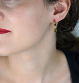 Eleganckie kolczyki Brosway ze stali chirurgicznej 316L pokrytej złotem PVD. Kształt okręgów z zawieszką kroplą, długość 2,5 cm. Stylowy dodatek na co dzień i wyjątkowe okazje (4).JPG