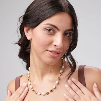 Naszyjnik Brosway PERFECT BPC71 ze stali 316L pokryty złotem PVD. Ozdobiony kroplami i perłami – elegancja i styl na każdą okazję.2.jpg