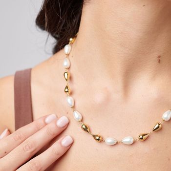 Naszyjnik Brosway PERFECT BPC71 ze stali 316L pokryty złotem PVD. Ozdobiony kroplami i perłami – elegancja i styl na każdą okazję.3.jpg