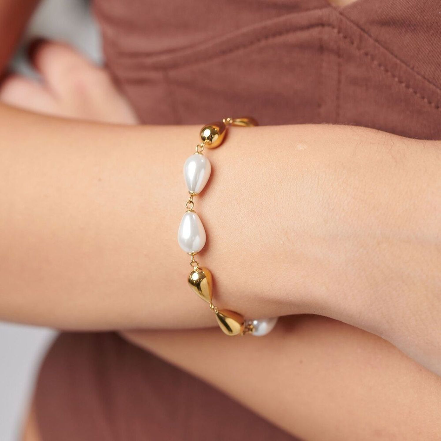 Elegancka złota bransoletka Brosway PERFECT BPC73 wykonana ze stali chirurgicznej 316L, pozłacana metodą PVD. Ozdobiona kroplami w kolorze stali i imitacją pereł. Idealna na każdą okazję.1.jpg