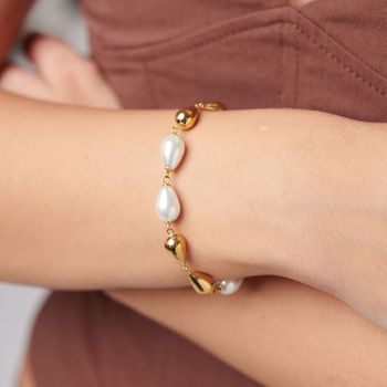 Elegancka złota bransoletka Brosway PERFECT BPC73 wykonana ze stali chirurgicznej 316L, pozłacana metodą PVD. Ozdobiona kroplami w kolorze stali i imitacją pereł. Idealna na każdą okazję.3.jpg