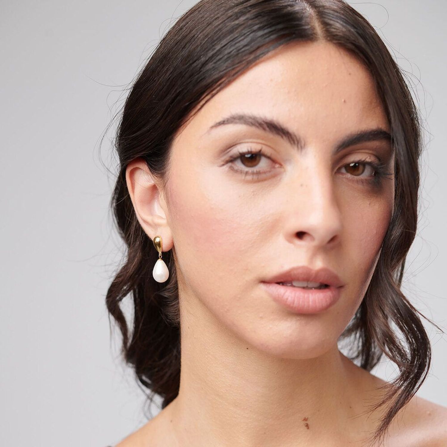 Eleganckie kolczyki Brosway PERFECT BPC75 wykonane ze stali chirurgicznej 316L pokrytej złotą powłoką PVD. Zdobione stalowymi kroplami i imitacją pereł. Stylowy dodatek w oryginalnym 1.jpg